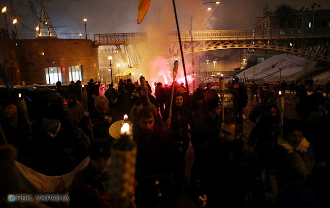 Активисты на Майдане зажгли фаеры