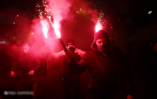 Активисты на Майдане зажгли фаеры
