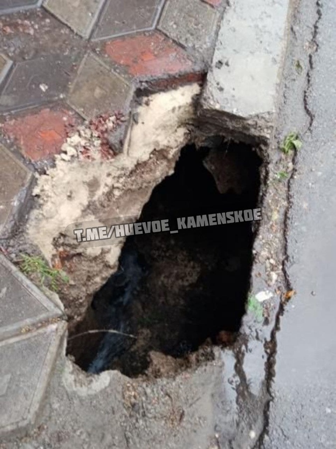 В Каменском женщина провалилась под землю на остановке: оказалась в капкане