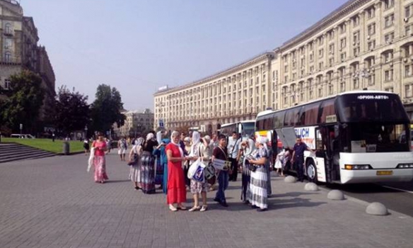 паломники прибывают в центр столицы