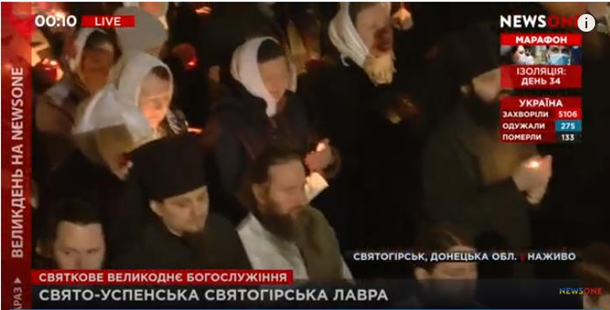 В церковь УПЦ МП пустили сотни людей без масок: целовали руку митрополита (фото)