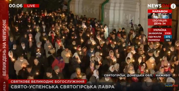 В церковь УПЦ МП пустили сотни людей без масок: целовали руку митрополита (фото)