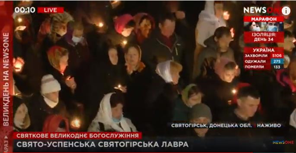 В церковь УПЦ МП пустили сотни людей без масок: целовали руку митрополита (фото)