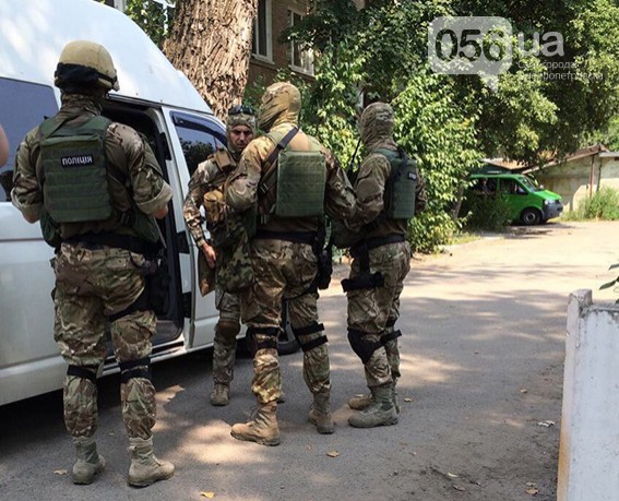 в Днепре полиция вызвала подкрепления для задержания мужчины, стрелявшего по прохожим