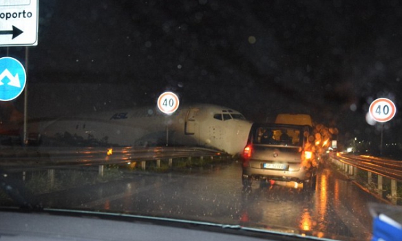 В аэропорту Италии грузовой самолет выехал на автостраду