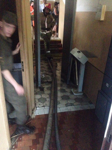 У Києві через зливу затопило Солом'янський суд