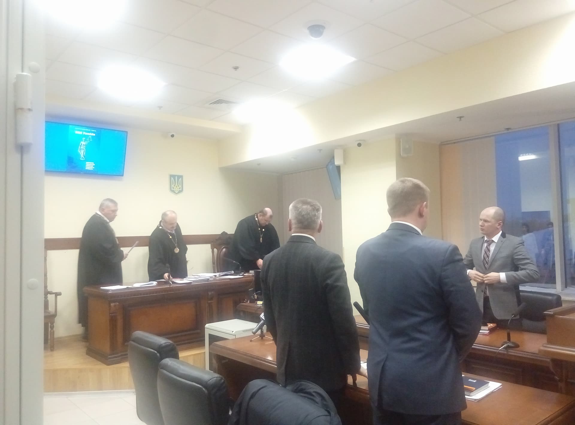 Суд снял арест с имущества сына Авакова