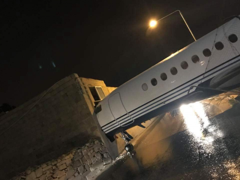 На Мальте самолет врезался в офисное здание