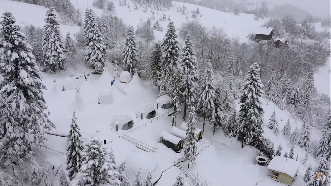 Ведущие тревел-шоу нашли в Карпатах уникальный глемпинг: побывали в космических шарах