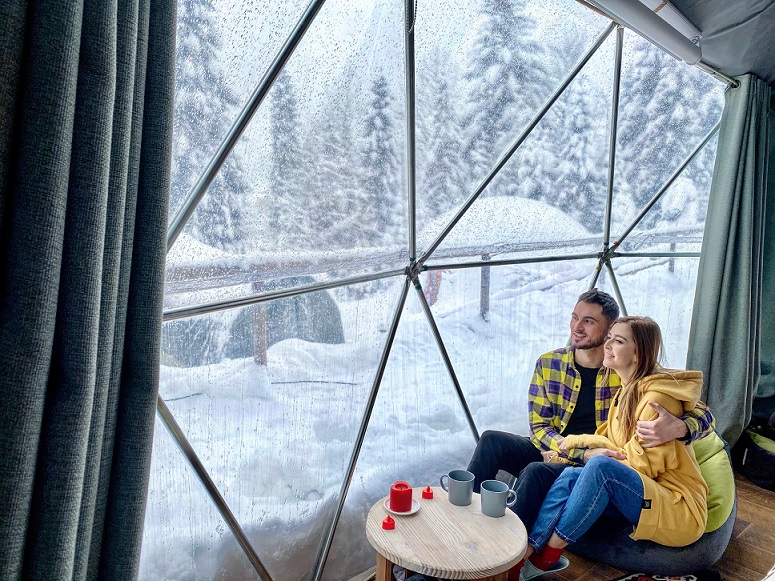 Ведущие тревел-шоу нашли в Карпатах уникальный глемпинг: побывали в космических шарах