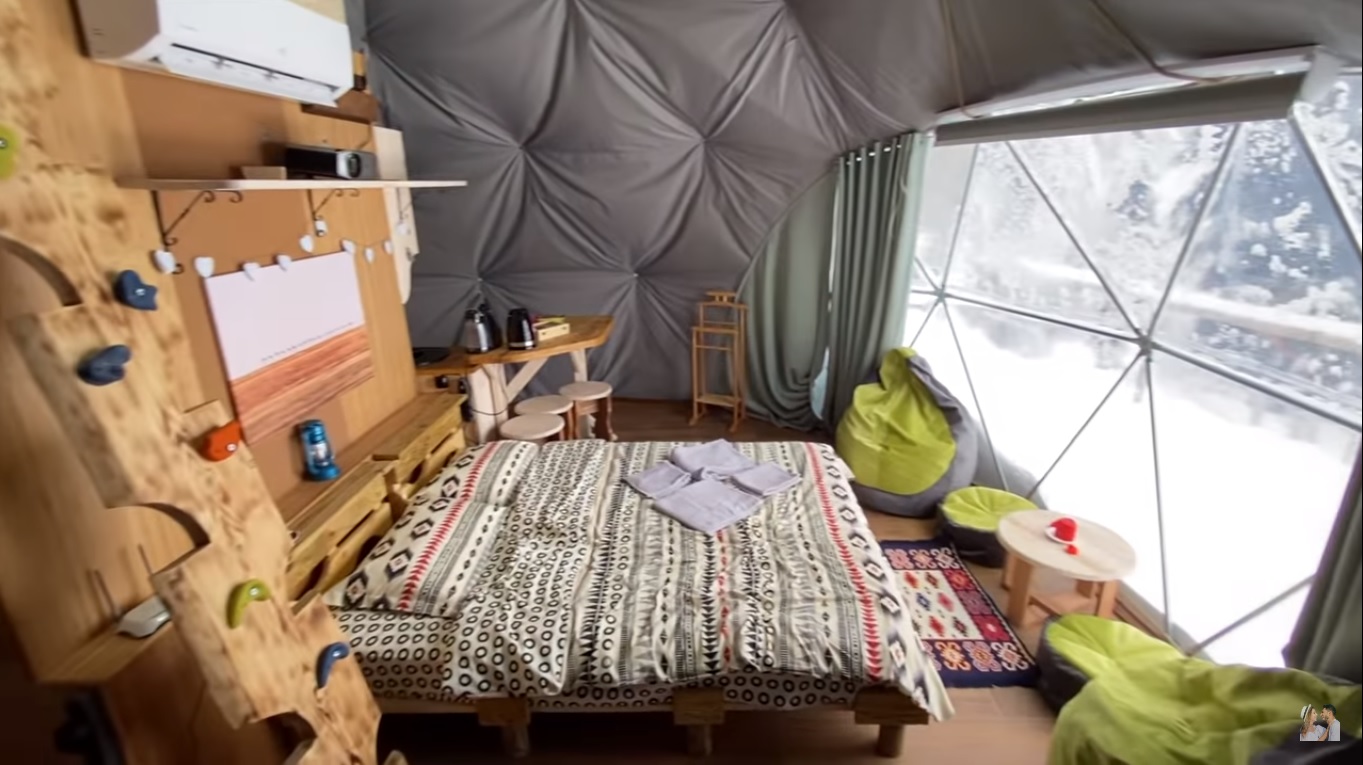 Ведущие тревел-шоу нашли в Карпатах уникальный глемпинг: побывали в космических шарах