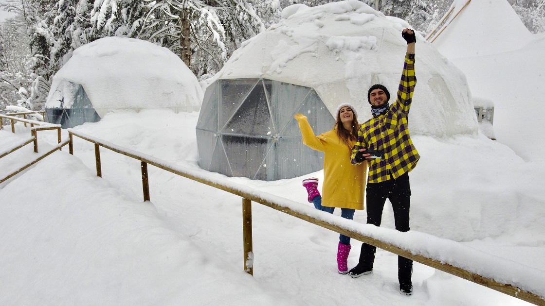 Ведущие тревел-шоу нашли в Карпатах уникальный глемпинг: побывали в космических шарах