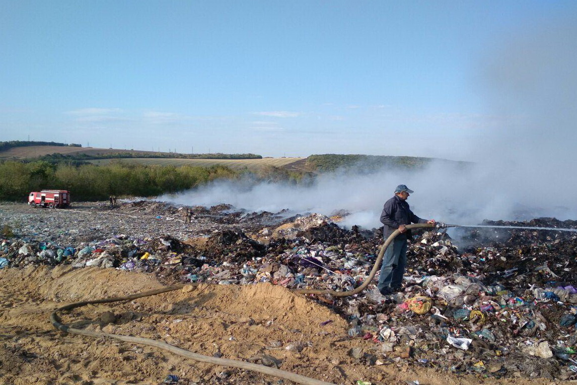 В Харьковской области горит полигон твердых бытовых отходов