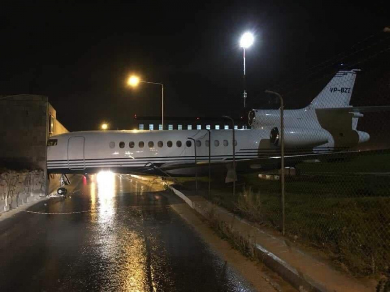 На Мальте самолет врезался в офисное здание