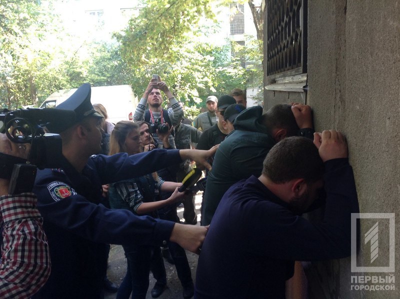 в Одессе под Апелляционным судом произошла потасовка 1