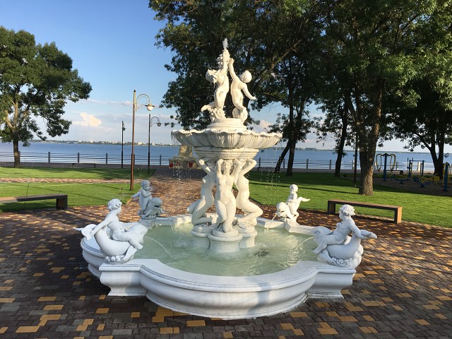 Чиновники "украсили" Херсон фонтаном в стиле "колхозное рококо": на него нельзя смотреть без слез