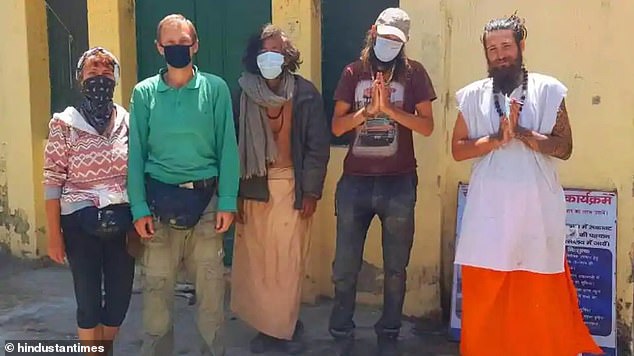 Українець з групою туристів опинився в печері Індії на карантині: застрягли на місяць