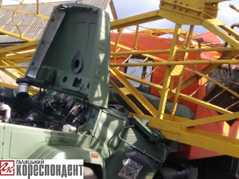 В Ивано-Франковской области строительный кран упал на грузовик, есть погибшие
