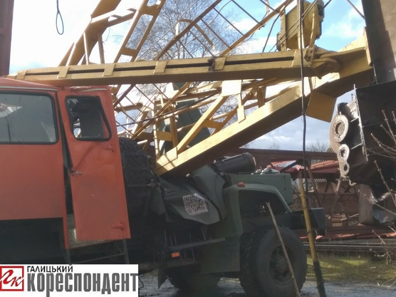 В Ивано-Франковской области строительный кран упал на грузовик, есть погибшие