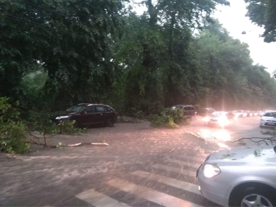 Молнии, град, ливень, ураган: во Львове - погодный апокалипсис (фото и видео)