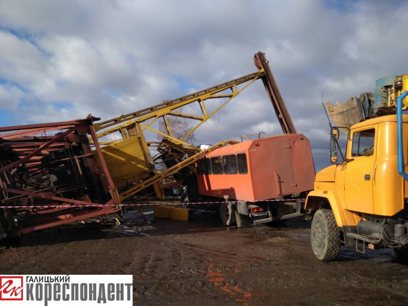 В Ивано-Франковской области строительный кран упал на грузовик, есть погибшие