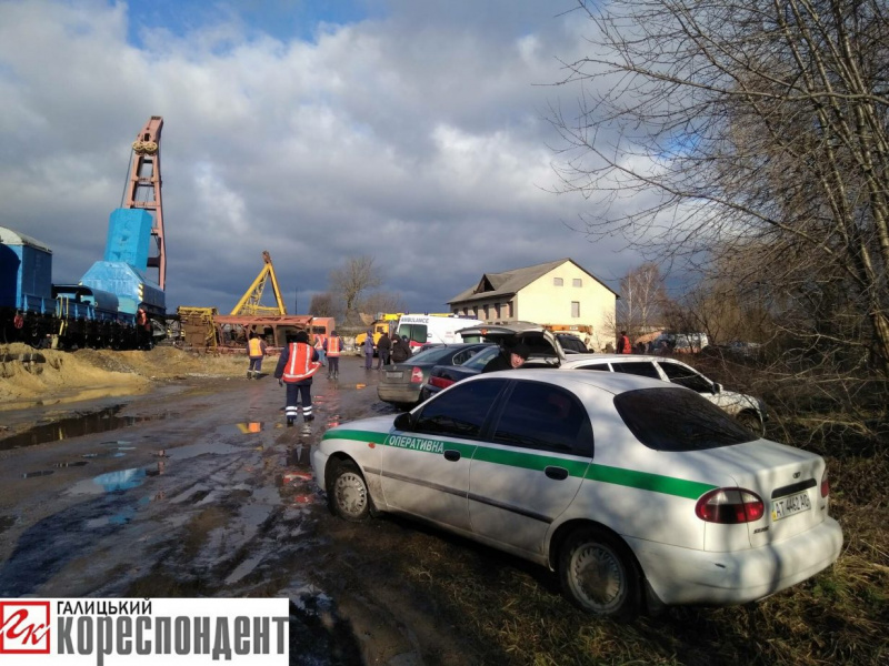 В Ивано-Франковской области строительный кран упал на грузовик, есть погибшие