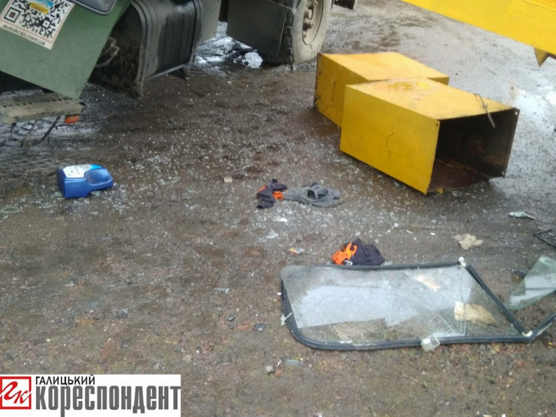 В Ивано-Франковской области строительный кран упал на грузовик, есть погибшие