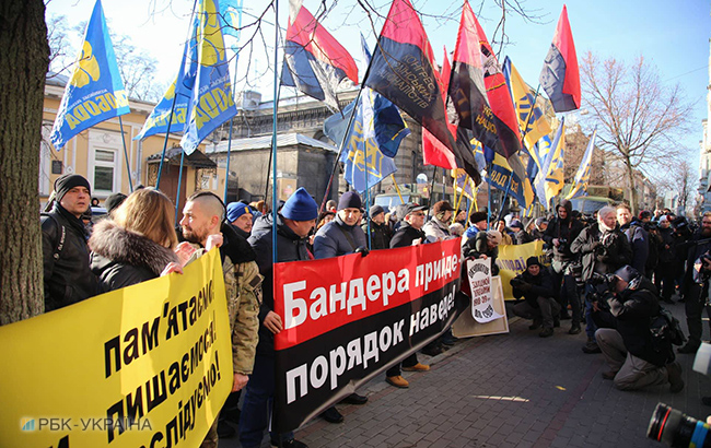 В Киеве проходит пикет у посольства Польши против принятия "антибандеровского" закона