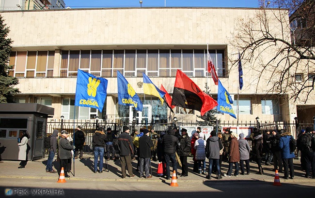 В Киеве проходит пикет у посольства Польши против принятия "антибандеровского" закона