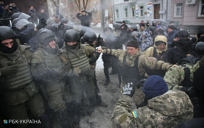 Столкновения возле Соломенского суда: полиция задержала около 30 активистов