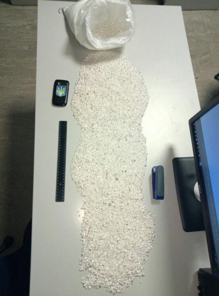 В пункте пропуска "Борисполь" таможенниками изъято 20 кг серебра в гранулах