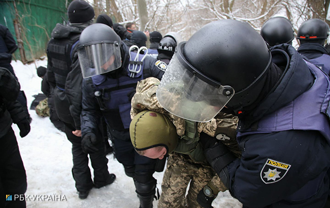 Столкновения возле Соломенского суда: полиция задержала около 30 активистов