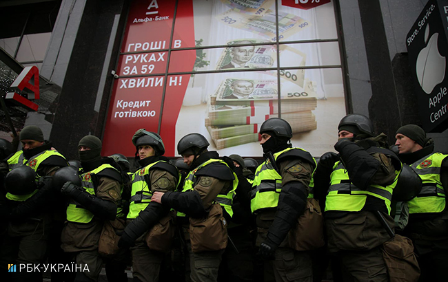 В Киеве крушили окна "Сбербанка", "Альфа-Банка" и "Россотрудничества"