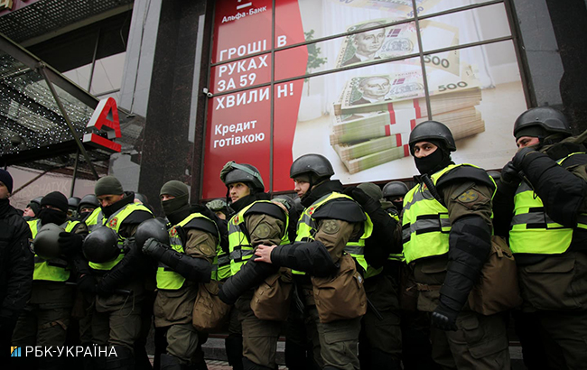 В Киеве крушили окна "Сбербанка", "Альфа-Банка" и "Россотрудничества"