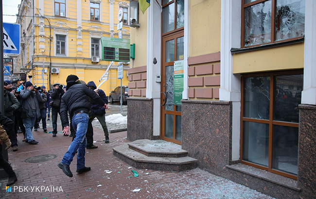 В Киеве крушили окна "Сбербанка", "Альфа-Банка" и "Россотрудничества"