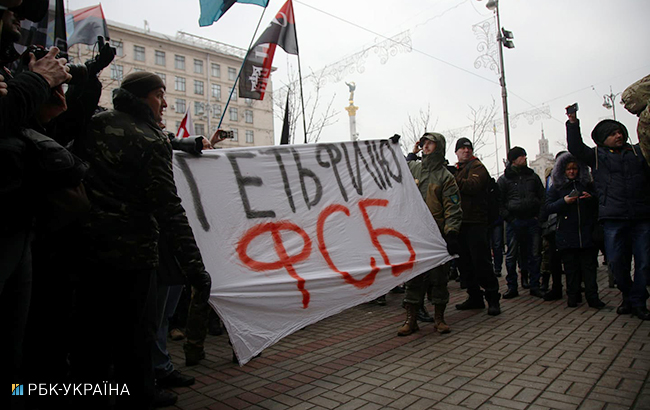 В Киеве крушили окна "Сбербанка", "Альфа-Банка" и "Россотрудничества"