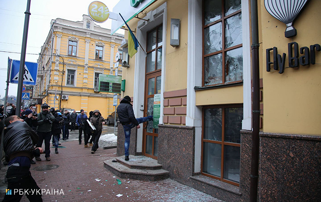 В Киеве крушили окна "Сбербанка", "Альфа-Банка" и "Россотрудничества"