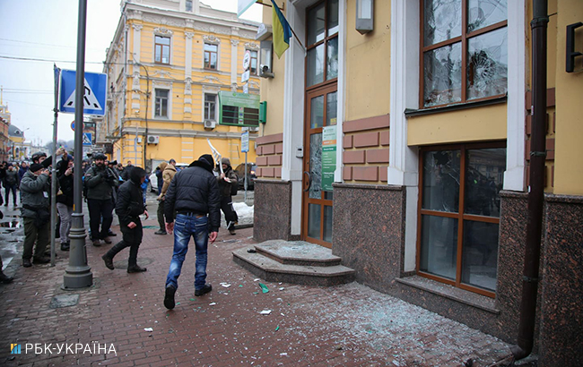 В Киеве крушили окна "Сбербанка", "Альфа-Банка" и "Россотрудничества"