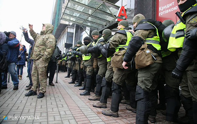 В Киеве крушили окна "Сбербанка", "Альфа-Банка" и "Россотрудничества"