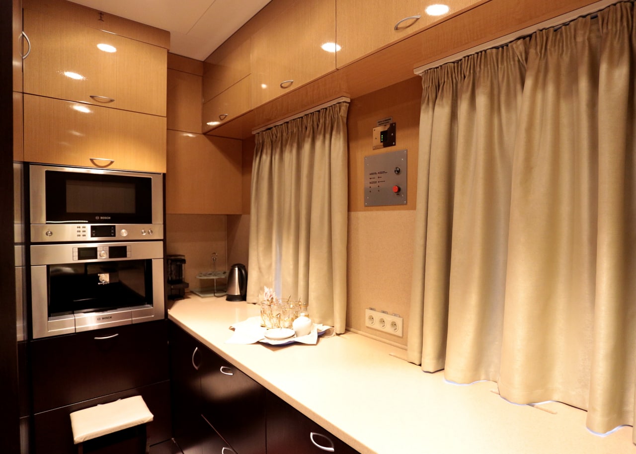 Кухня, спальня и душ: фото самых роскошных вагонов Укрзализныци