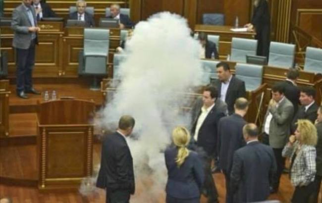 В Косово депутаты применили слезоточивый газ в зале парламента
