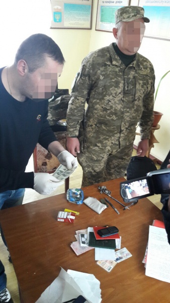 СБУ задержала двух военных, которые "продавали" право служить по контракту