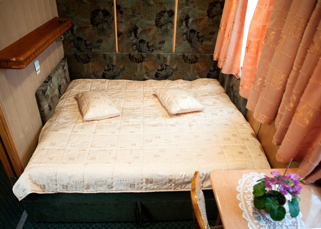 Кухня, спальня и душ: фото самых роскошных вагонов Укрзализныци