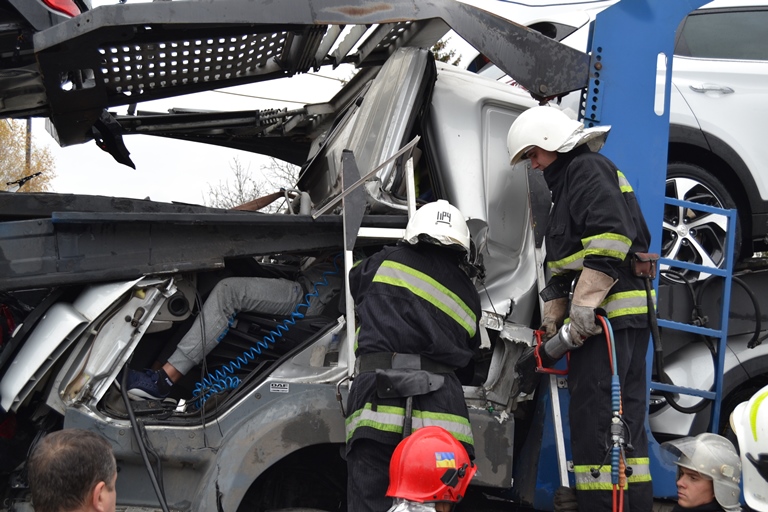 В Ровенской области столкнулись и загорелись два грузовых автомобиля, есть погибший