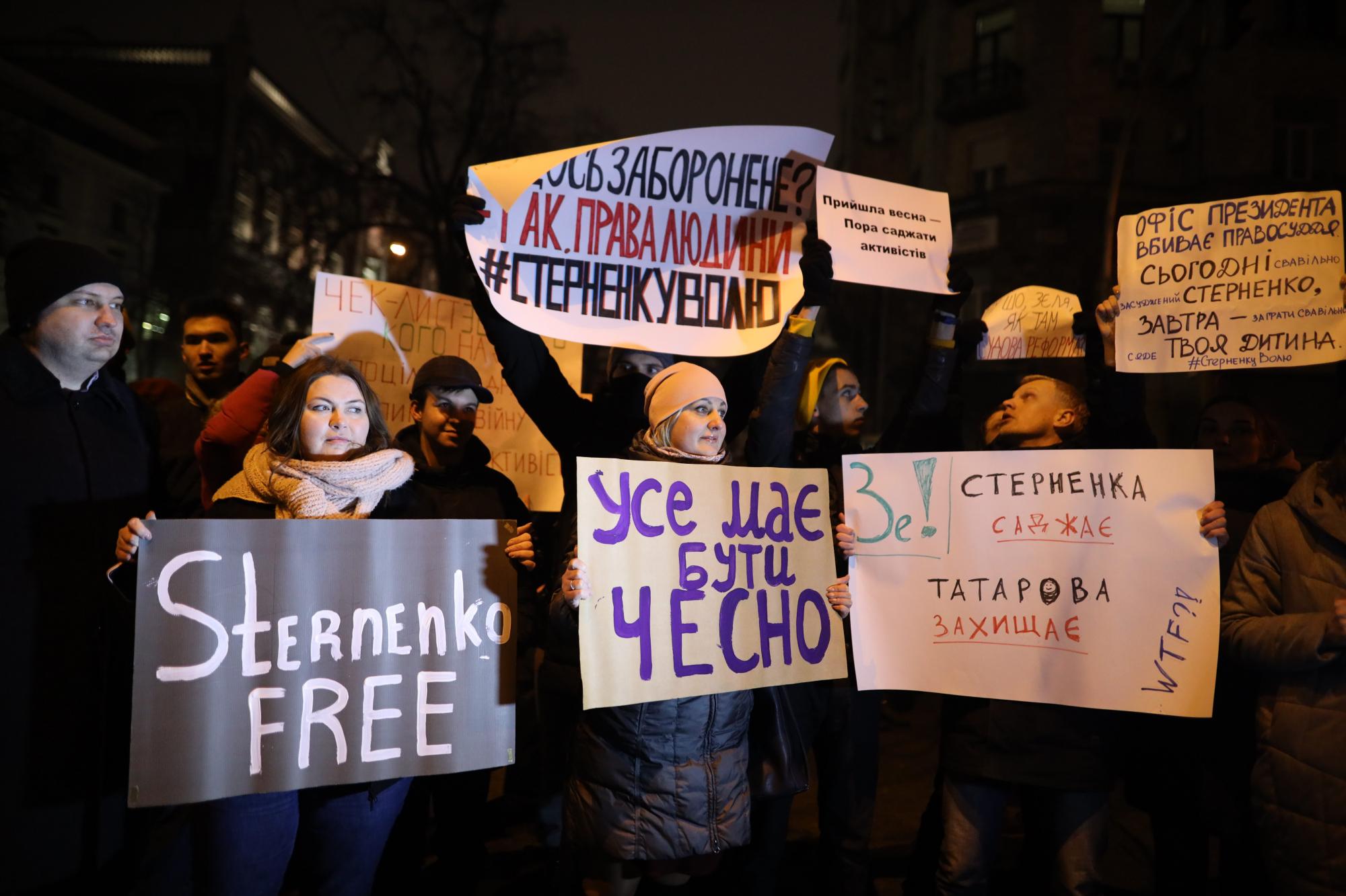 Драка, газ и пострадавшие: видео с митинга за Стерненко в центре Киева