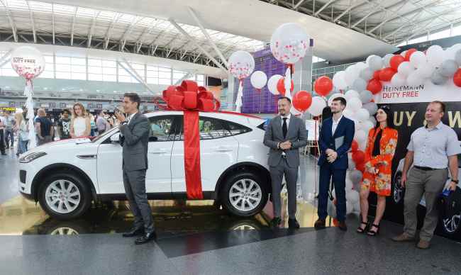 Компанія Heinemann Duty Free вручила переможцю промо-акції Buy &amp; Win новий Jaguar E-Pace