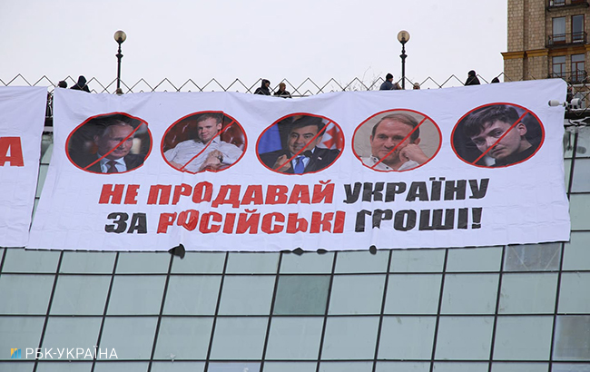 В центре Киева активисты начали разбирать конструкции на Майдане