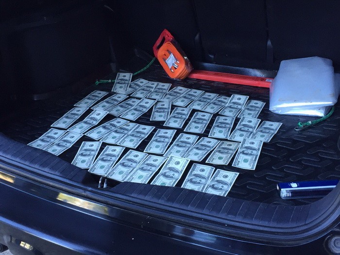 Сумма взятки составила 3,9 тыс. долларов