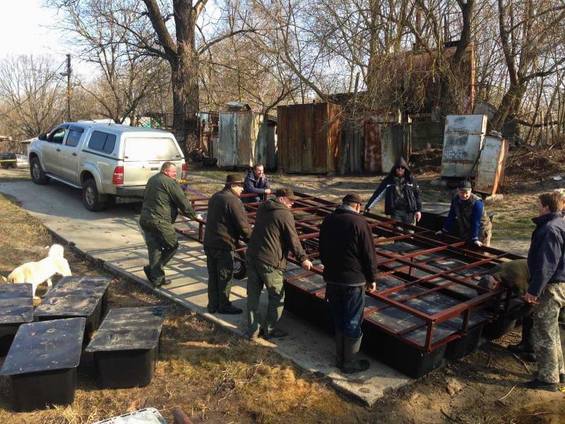 Готовятся к наплыву туристов: в Чернобыльской зоне спустили на воду спецпонтоны