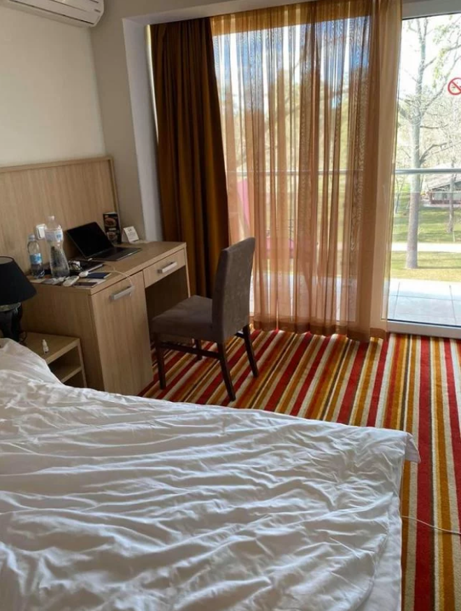 Полиция под окнами и персонал в защитных костюмах: как живут на обсервации украинцы с Бали